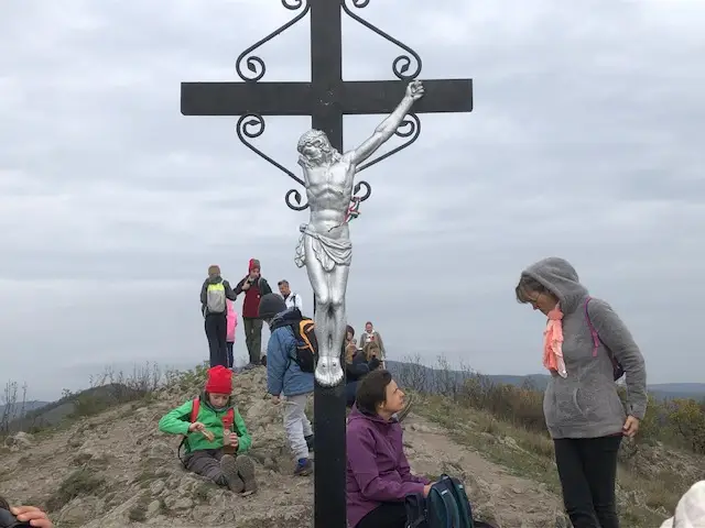 emberek a keresztnél 