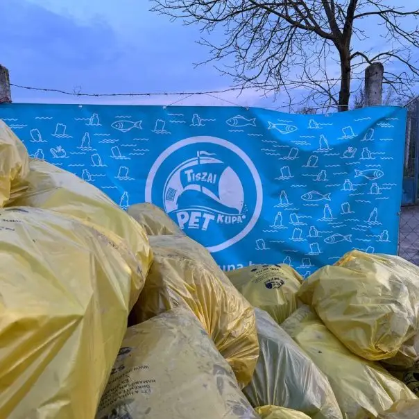 Másfél tonna hulladékot gyűjtöttek össze a Tisza árteréből