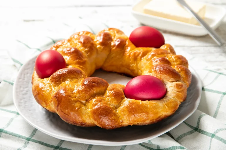 húsvéti kalács tojásokkal 