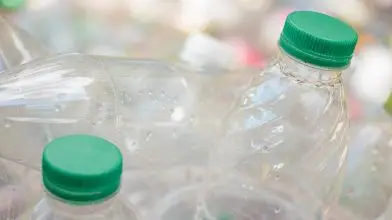 Megjelentek a polcokon az első visszaváltási díjas palackok