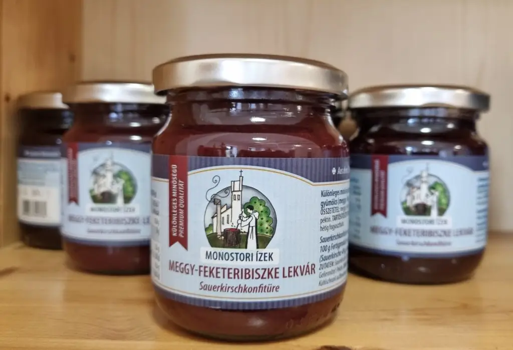 négy üveg lekvár 