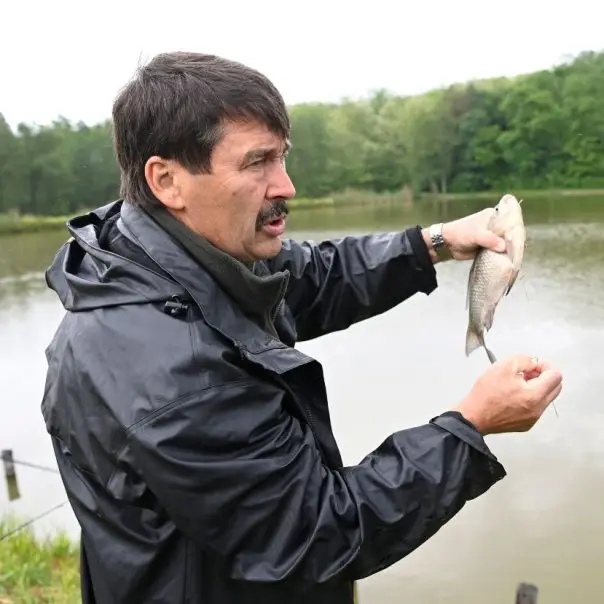Áder János általános iskolásoknak tartott előadást, majd közösen horgászott velük