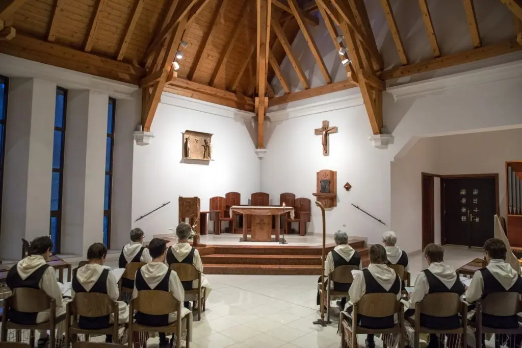 templomban imádkozó szerzetesek