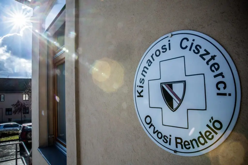 Ciszterci Orvosi Rendelő fala