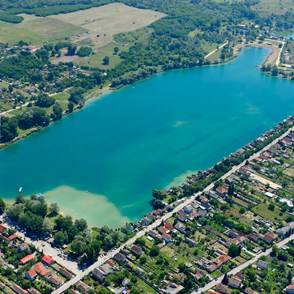 Palatinus-tó – Gyönyörű, tiszta vizű strand Budapesttől 40 km-re