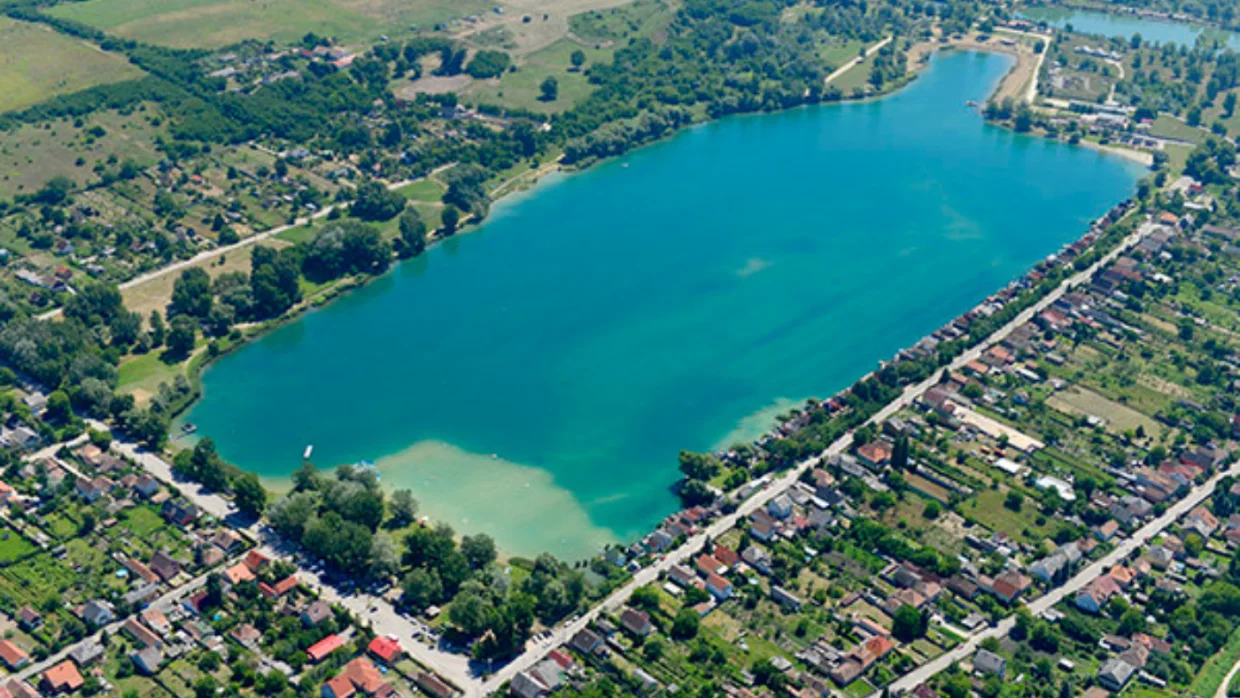 Palatinus-tó – Gyönyörű, tiszta vizű strand Budapesttől 40 km-re