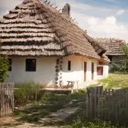 Vályogházak – Tények és tévhitek a reneszánszát élő technológiáról