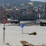 Megérkezett az árvíz a Szigetközbe, Budapesten hétvégére várják a tetőzést