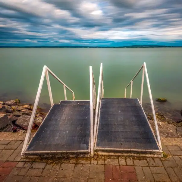 Hamarosan lejár a türelmi idő: elbontják a Balatonban hagyott stégeket
