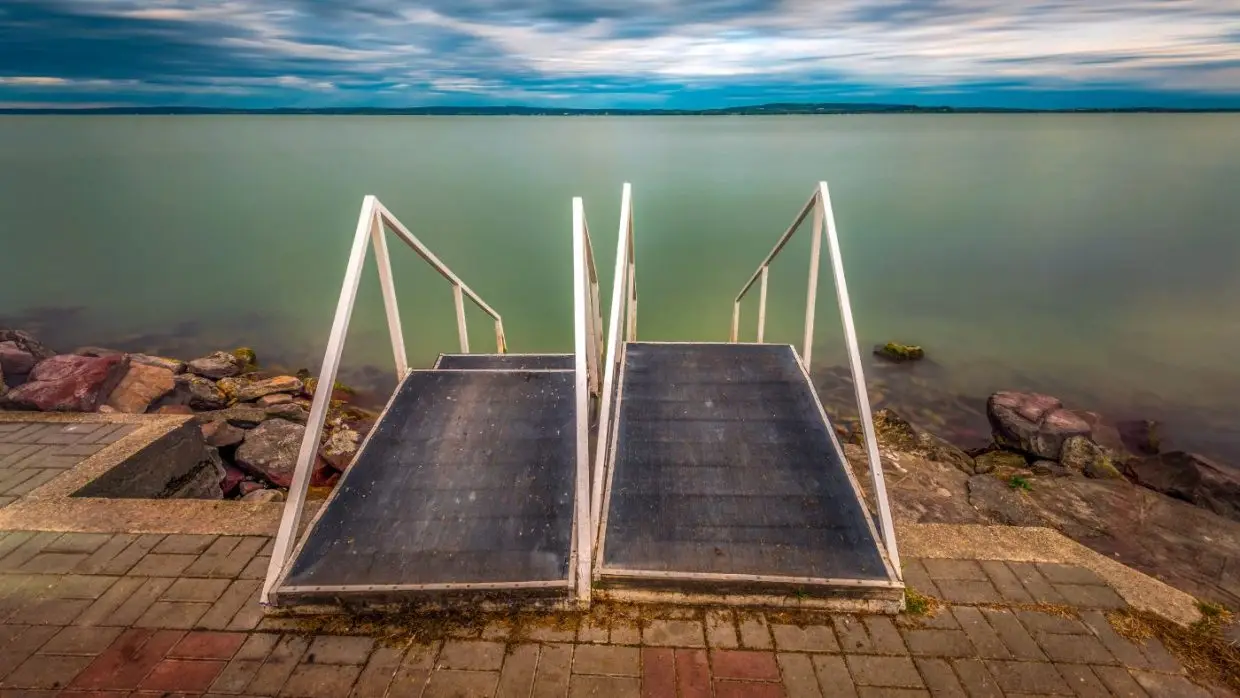 Hamarosan lejár a türelmi idő: elbontják a Balatonban hagyott stégeket