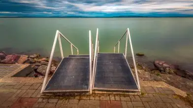 Hamarosan lejár a türelmi idő: elbontják a Balatonban hagyott stégeket