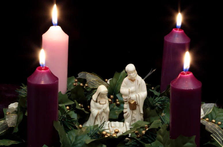 adventi koszorú és középen a szent család