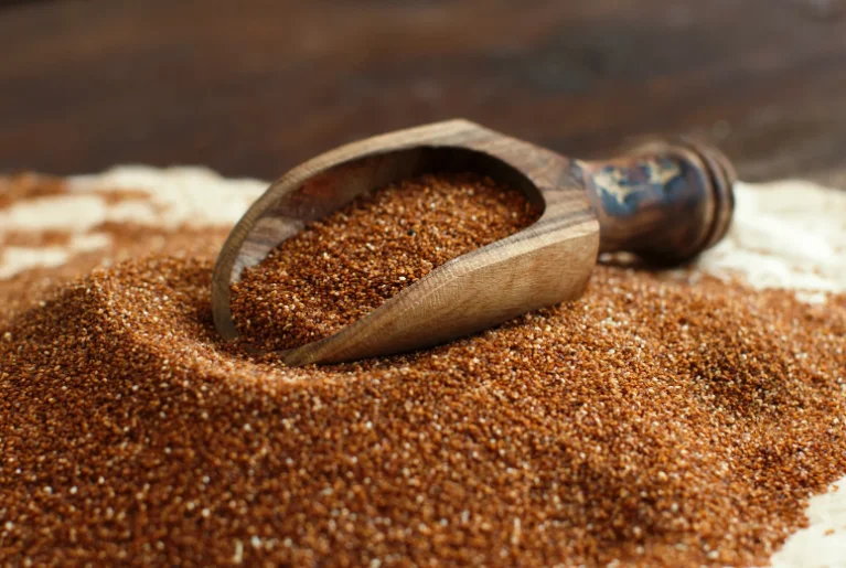 teff magok és egy nagy fából készült kanál