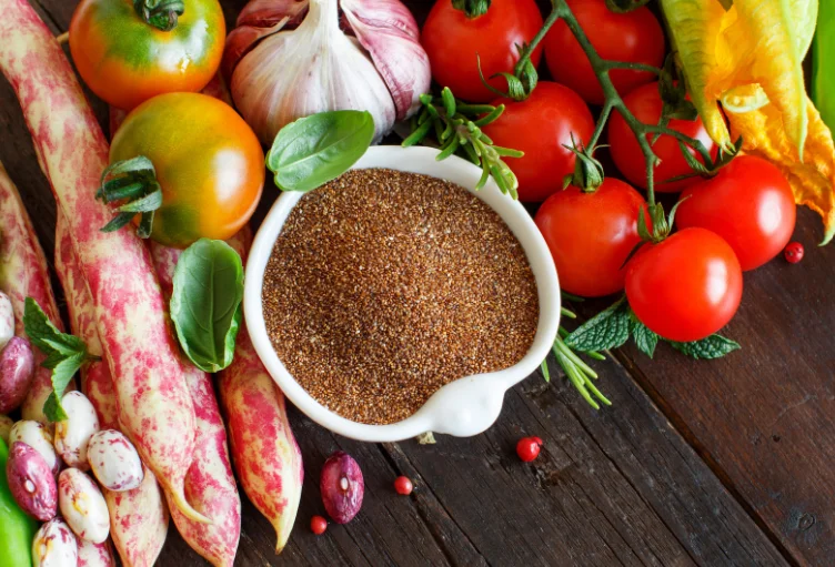 különböző zöldségek és egy tál teff