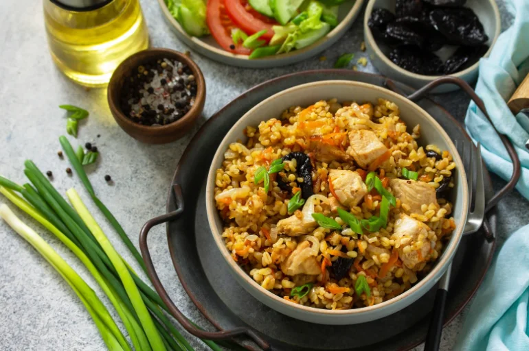 egy tál bulgur, hússal és zöldségekkel 