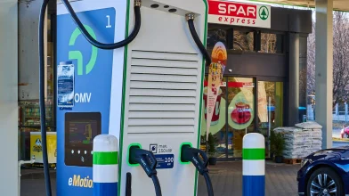 Egyre több SPAR-üzletnél tölthetőek az elektromos autók