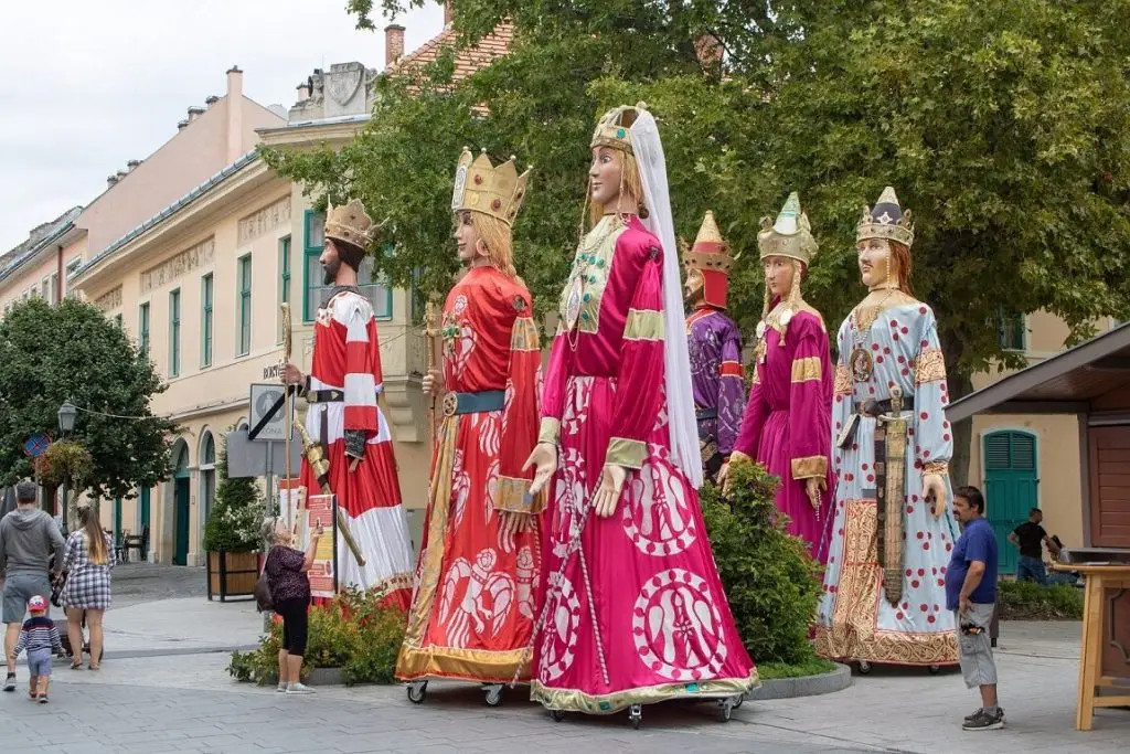 Hatalmas báb figurák. Királyok és királynők 