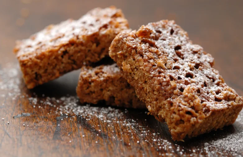 3 szelet mézes-mogyorós flapjack sütemény 