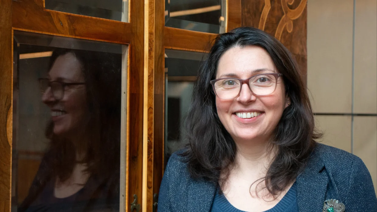 „A kiköltöző, kertészkedő és tyúktartó városiakat a vidékiek is csodabogárnak tartják” – Interjú Csurgó Bernadettel